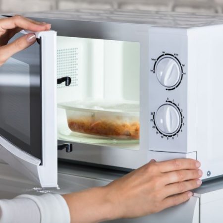 Memanaskan Makanan di Microwave